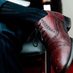 closeup-brogue-shoe-person-sitting-with-crossed-legs-lights (1)